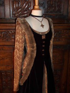 Kleid einer Hofdame aus England um 1415
