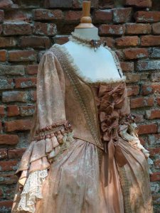 Hofkleid einer Dame des Rokoko